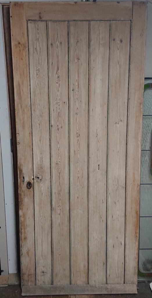 <p>Ledge and Brace Door Stripped Pine</p><p>86 cm x 197 cm